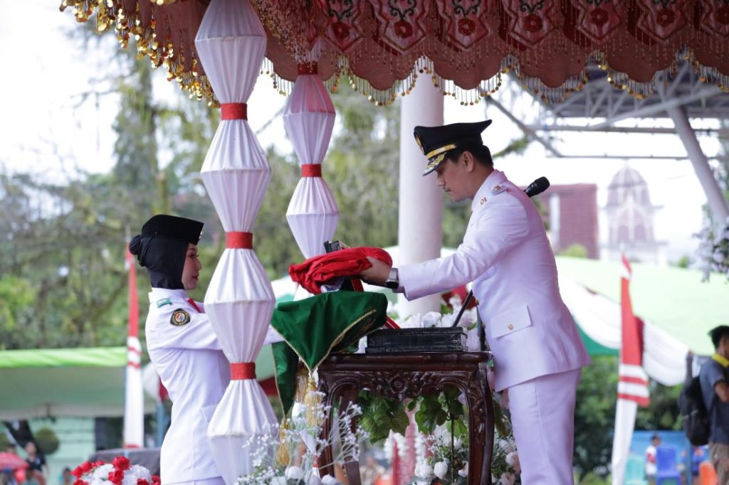 Wakil Wali Kota Kotamobagu Pimpin Upacara Penurunan Bendera Merah Putih dalam Rangka HUT ke-80 RI
